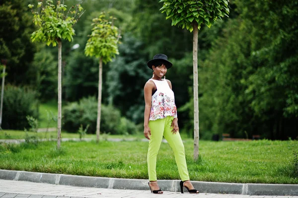 Mulher Modelo Afro Americana Incrível Calças Verdes Chapéu Preto Posou — Fotografia de Stock