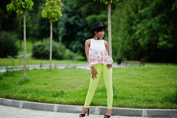 Yeşil pantolon ve siyah şapka Parkı'nda yarattığı inanılmaz bir Afro-Amerikan modeli kadın.