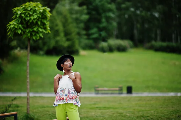 Increíble Mujer Modelo Afroamericana Pantalones Verdes Sombrero Negro Posado Parque —  Fotos de Stock