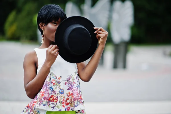 Niesamowite Modelu African American Kobieta Zielone Spodnie Czarny Kapelusz Stwarzane — Zdjęcie stockowe