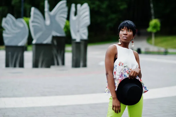 Mulher Modelo Afro Americana Incrível Calças Verdes Chapéu Preto Posou — Fotografia de Stock