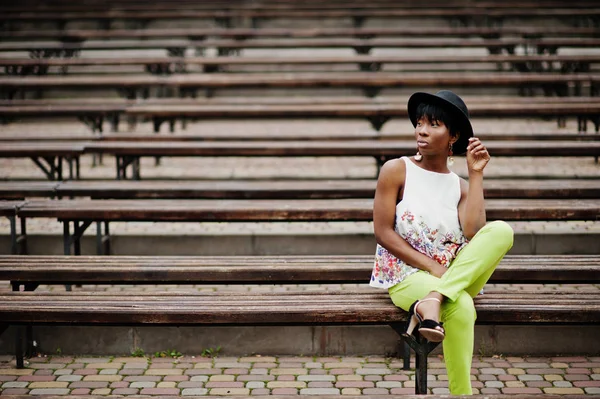Удивительная Африканская Модель Женщина Зеленых Штанах Черной Шляпе Позировала Скамейке — стоковое фото