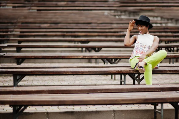 Yeşil pantolon ve siyah şapka tezgah yarattığı inanılmaz bir Afro-Amerikan modeli kadın.