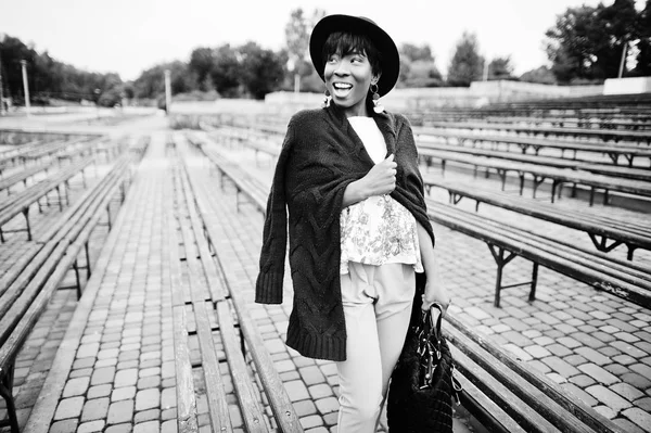 Yeşil pantolon ve siyah şapka tezgah yarattığı inanılmaz bir Afro-Amerikan modeli kadın.