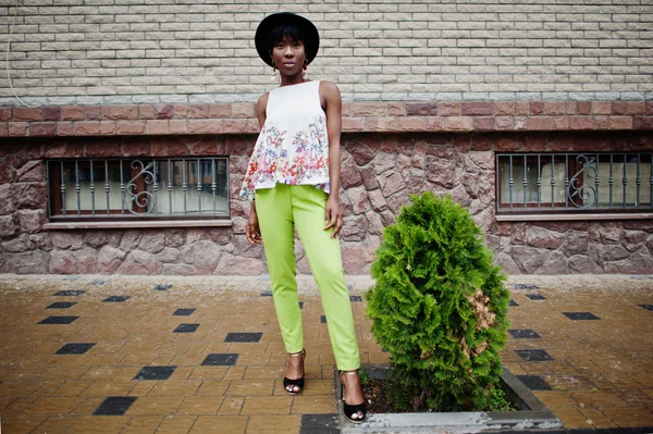 Increíble Mujer Modelo Afroamericana Pantalones Verdes Sombrero Negro Posado Ciudad — Foto de Stock