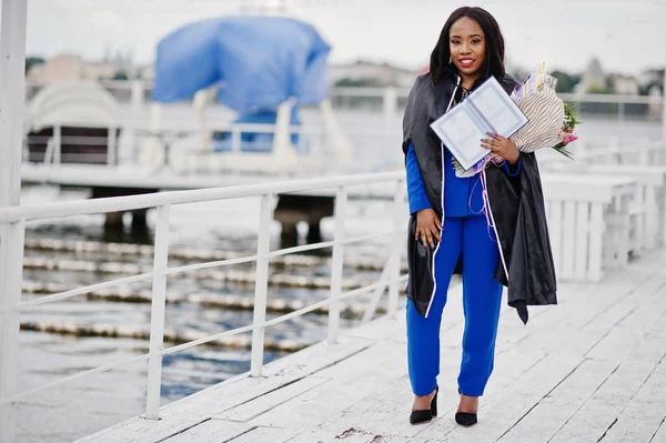 Niña Estudiante Afroamericana Vestido Graduación Negro Con Diploma Traje Azul — Foto de Stock