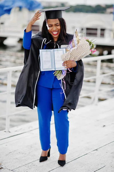Africká Americká Studentka Černé Maturitní Šaty Diplomem Tom Modrém Představují — Stock fotografie