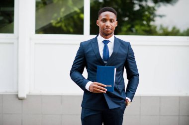 Afro-Amerikan mutlu başarılı adamla takım elbise, diploma, mezuniyet günü.