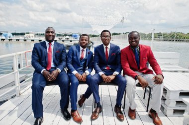 Grup dört Afro-Amerikan mutlu başarılı takım mans. Zengin siyah business koltukları oturan adamın.