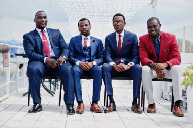 Grup dört Afro-Amerikan mutlu başarılı takım mans. Zengin siyah business koltukları oturan adamın.