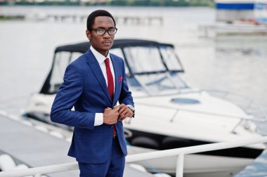 Yat karşı açtığı davada, Afro-Amerikan mutlu başarılı adam. Zengin siyah iş adamı.