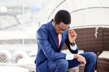 Takım elbise, Afro-Amerikan mutlu başarılı adam. Zengin siyah iş adamı.