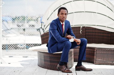 Takım elbise, Afro-Amerikan mutlu başarılı adam. Zengin siyah iş adamı.