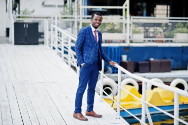 Takım elbise, Afro-Amerikan mutlu başarılı adam. Zengin siyah iş adamı.