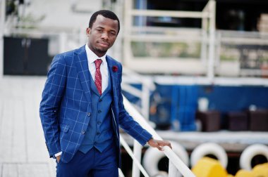 Takım elbise, Afro-Amerikan mutlu başarılı adam. Zengin siyah iş adamı.