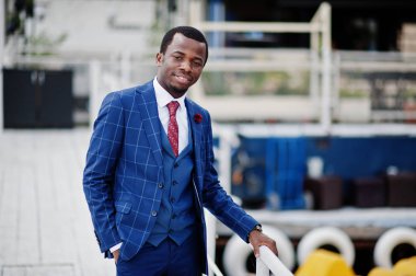 Takım elbise, Afro-Amerikan mutlu başarılı adam. Zengin siyah iş adamı.