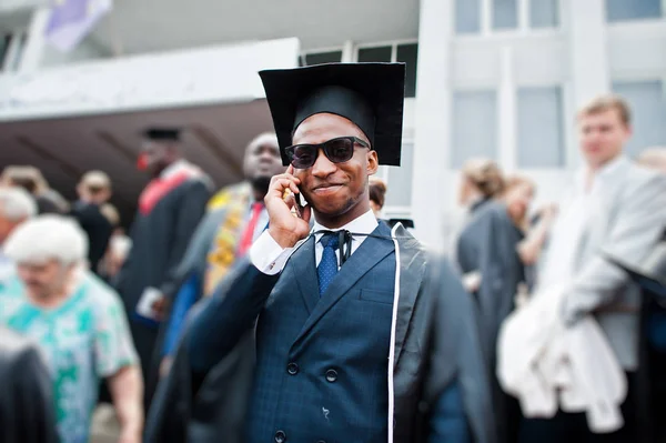 Hombre Feliz Afroamericano Graduación Estudiante Graduado Hablando Por Teléfono Multitud — Foto de Stock