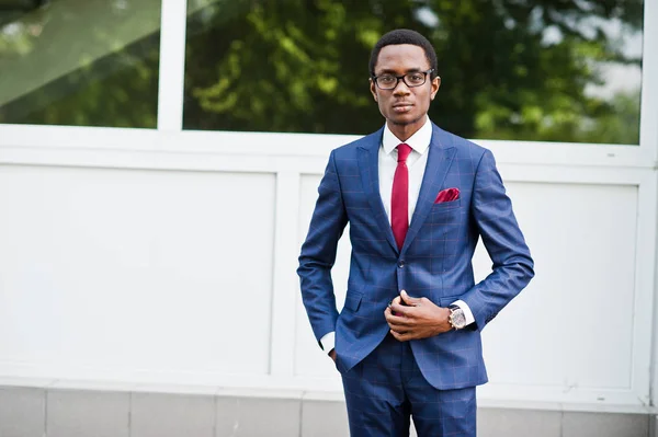 African American Glad Framgångsrika Mannen Kostym Och Glasögon Svart Affärsman — Stockfoto