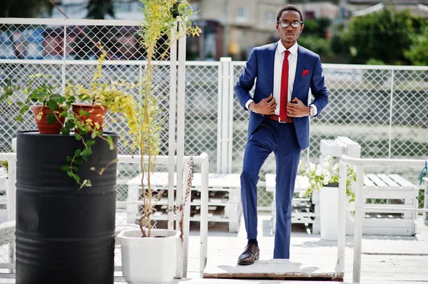 スーツでのアフリカ系アメリカ人の幸せな成功した男 金持ちの黒のビジネス — ストック写真