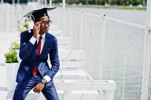Africano Americano Feliz Exitoso Estudiante Sombrero Graduación — Foto de Stock