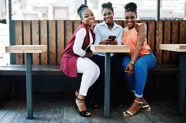 Três Meninas Americanas Africanas Sentadas Mesa Caffe Olhando Para Telefone — Fotografia de Stock