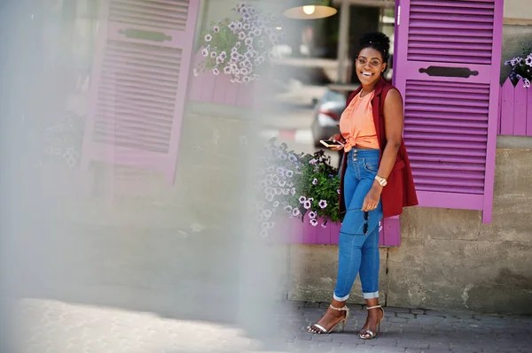 Chica Afroamericana Posó Contra Ventanas Púrpuras Aire Libre — Foto de Stock