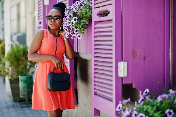 African American Dziewczyna Okulary Brzoskwinia Sukienka Torebka Postawione Przed Windows — Zdjęcie stockowe