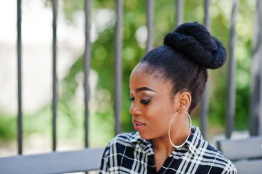 Kapatın kadar Afro-Amerikan kız yüzünü olun.