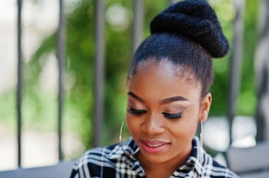 Kapatın kadar Afro-Amerikan kız yüzünü olun.