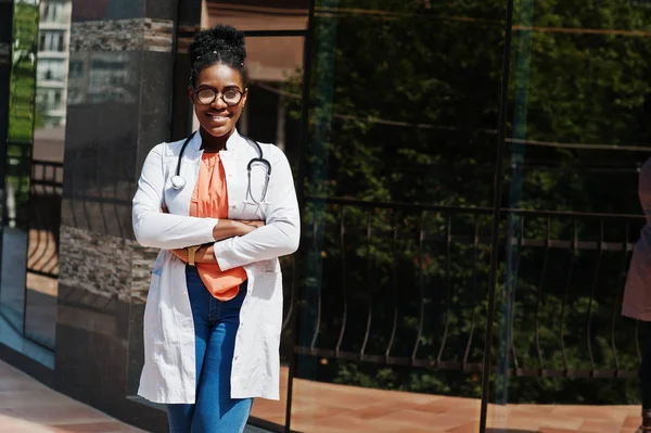 Afrikanisch Amerikanische Ärztin Laborkittel Brille Mit Stethoskop Posierte Draußen Vor — Stockfoto