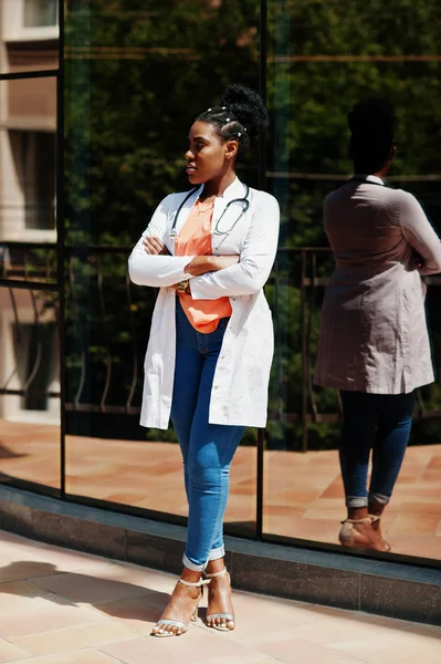 Afrikanisch Amerikanische Ärztin Posiert Laborkittel Mit Stethoskop Vor Klinik — Stockfoto