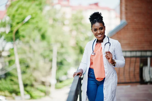Afrikanisch Amerikanische Ärztin Posiert Laborkittel Mit Stethoskop Vor Klinik — Stockfoto