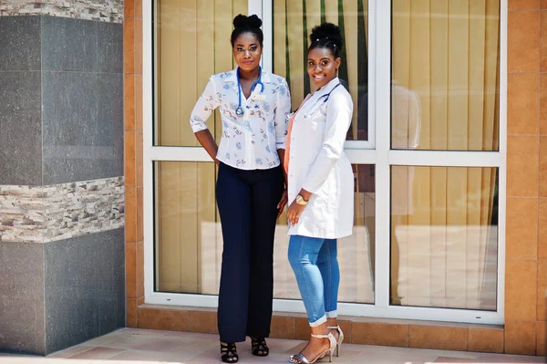 Dois Médicos Afro Americanos Femininos Jaleco Com Estetoscópio Posaram Livre — Fotografia de Stock