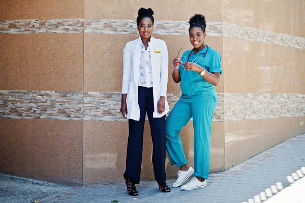 Dois Médicos Afro Americanos Femininos Jaleco Com Estetoscópio Posaram Livre — Fotografia de Stock