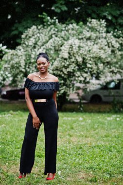 Afrikalı kız Street şehir giyim siyah poz verdi.