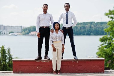 Grup üç Afro-Amerikan iş adamları şehir Caddesi'nde poz verdi..