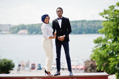 Grup iki Afro-Amerikan şık çift şehir Caddesi'nde poz verdi..