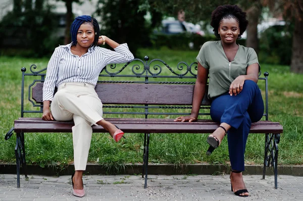 Dos Chicas Africanas Posaron Calle Ciudad Sentadas Banco — Foto de Stock