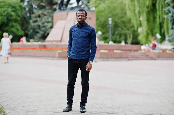 Africano Homem Posou Rua Cidade Desgaste Camisa Azul Calças Pretas — Fotografia de Stock