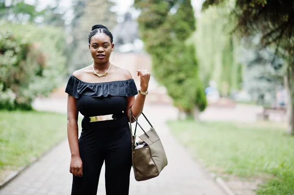 Menina Africana Posou Rua Cidade Desgaste Preto Com Bolsa — Fotografia de Stock