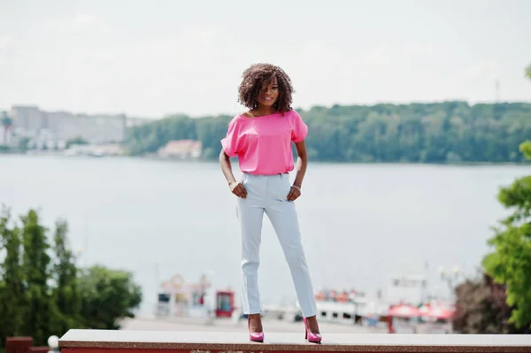 Afro Américaine Bouclé Fille Posé Rue Ville Porter Sur Chemisier — Photo