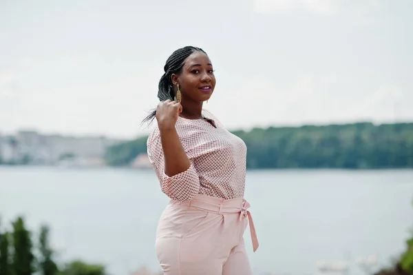 Menina Africana Posou Rua Cidade Desgaste Blusa Pêssego Calças — Fotografia de Stock