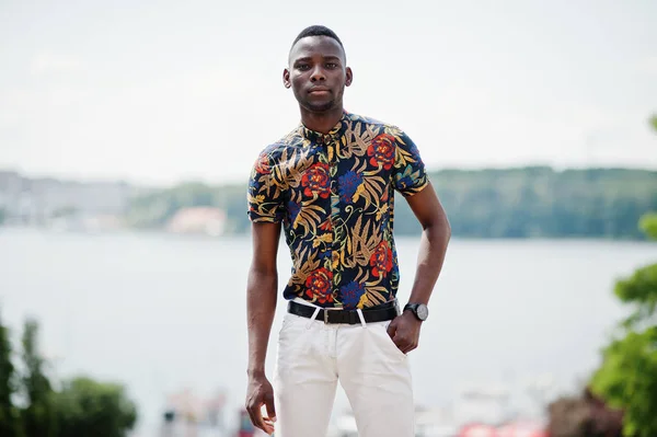 Africano Homem Posou Rua Cidade Desgaste Camisa Calças Brancas — Fotografia de Stock