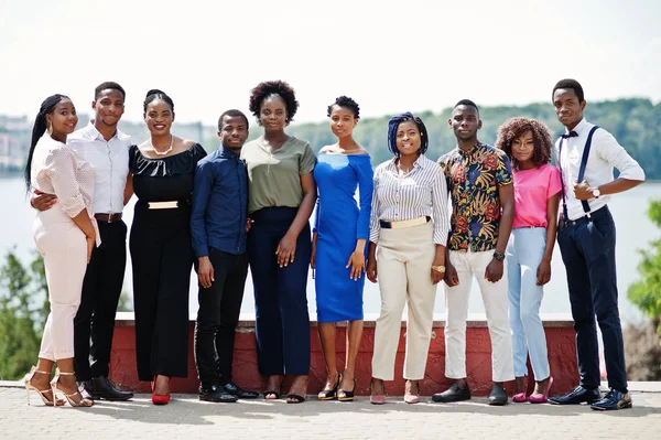 Kelompok Dari Sepuluh African American Orang Berpose Jalan Kota Fashionable — Stok Foto