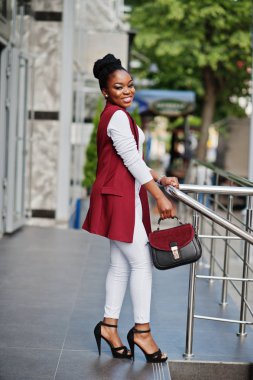 El çantası ile Afro-Amerikan Kız steets City açık poz verdi.