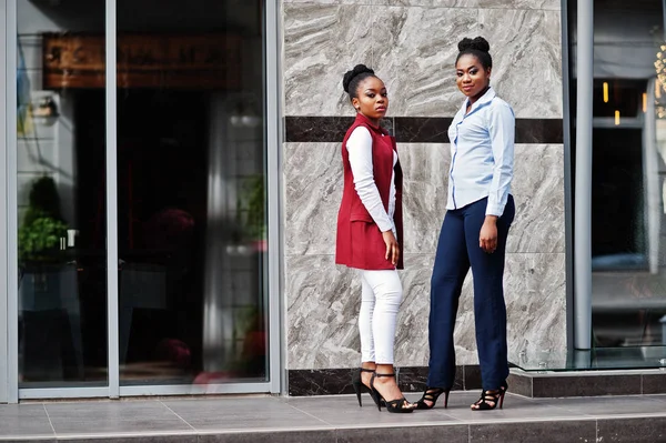 Duas Meninas Americanas Africanas Elegantes Amigos Posou Livre Steets Cidade — Fotografia de Stock