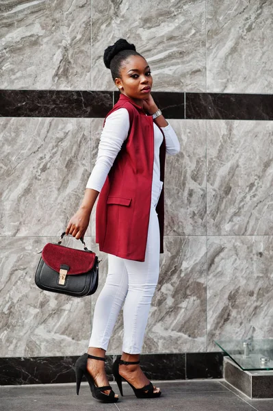 Chica Afroamericana Con Bolso Mano Posado Aire Libre Ciudad Steets — Foto de Stock