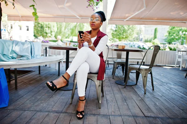 Chica Afroamericana Usar Gafas Con Teléfono Móvil Sentado Caffe Aire — Foto de Stock