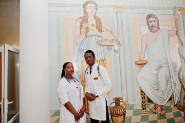 Laboratuar önlüğünü stetoskop tıbbi Üniversitesi içinde ile iki Afrikalı-Amerikalı doktor öğrenci.