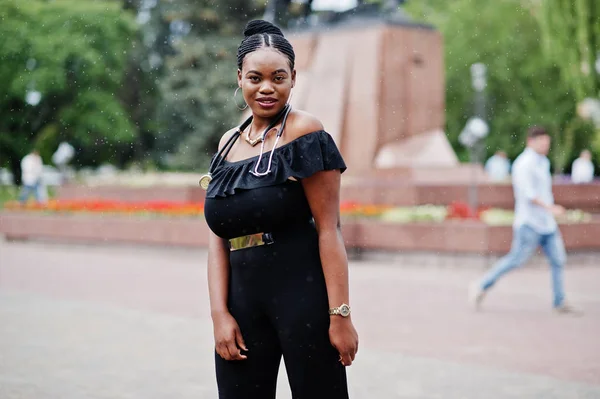Африканская Американка Черном Платье Стетоскопом Позировала Дождем — стоковое фото